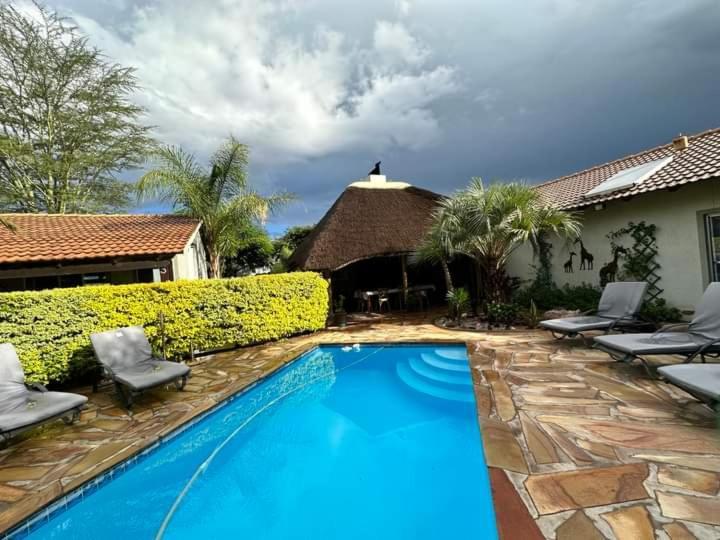 Kamaku Guesthouse Cc Otjiwarongo Kültér fotó