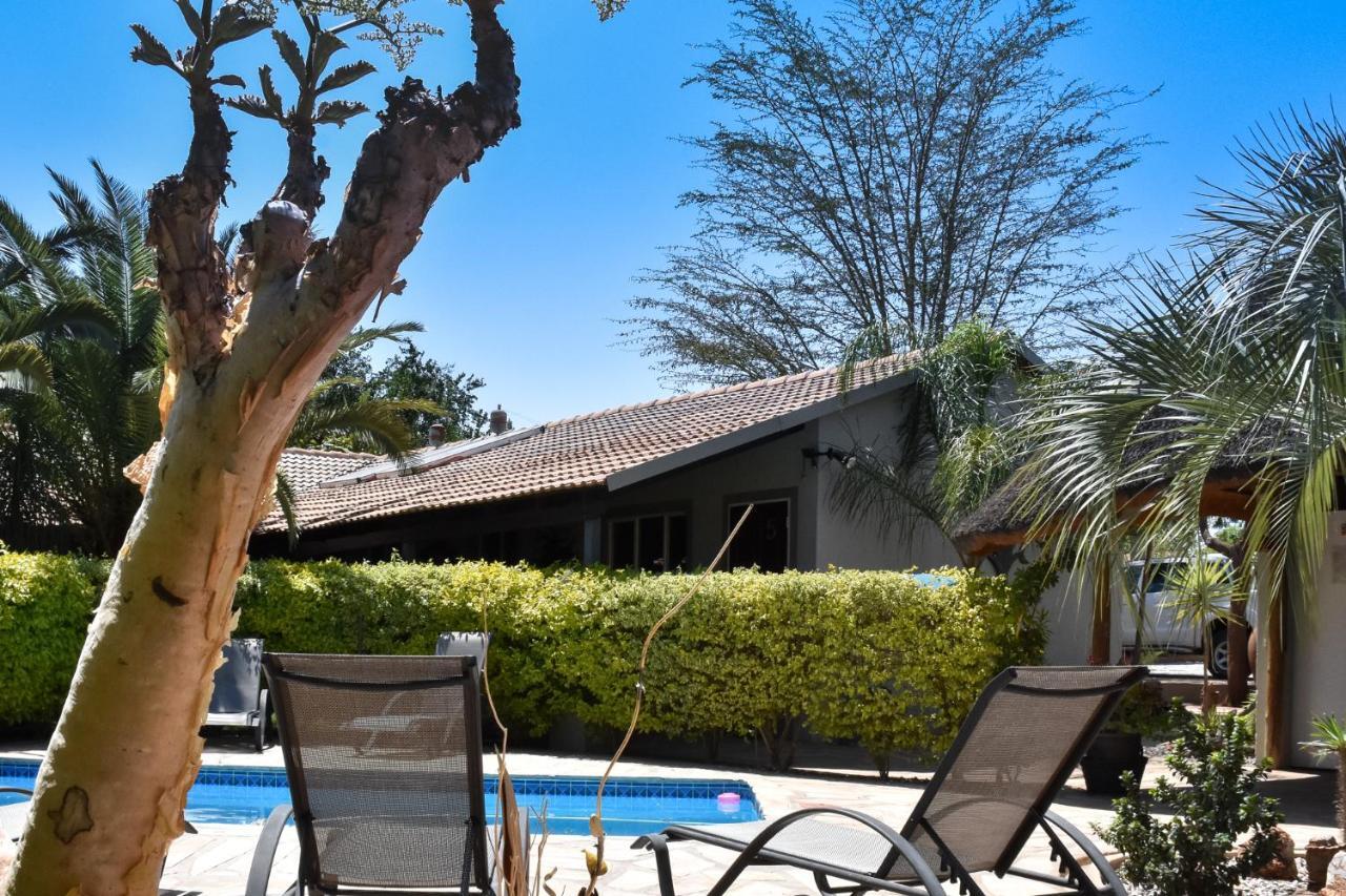 Kamaku Guesthouse Cc Otjiwarongo Kültér fotó