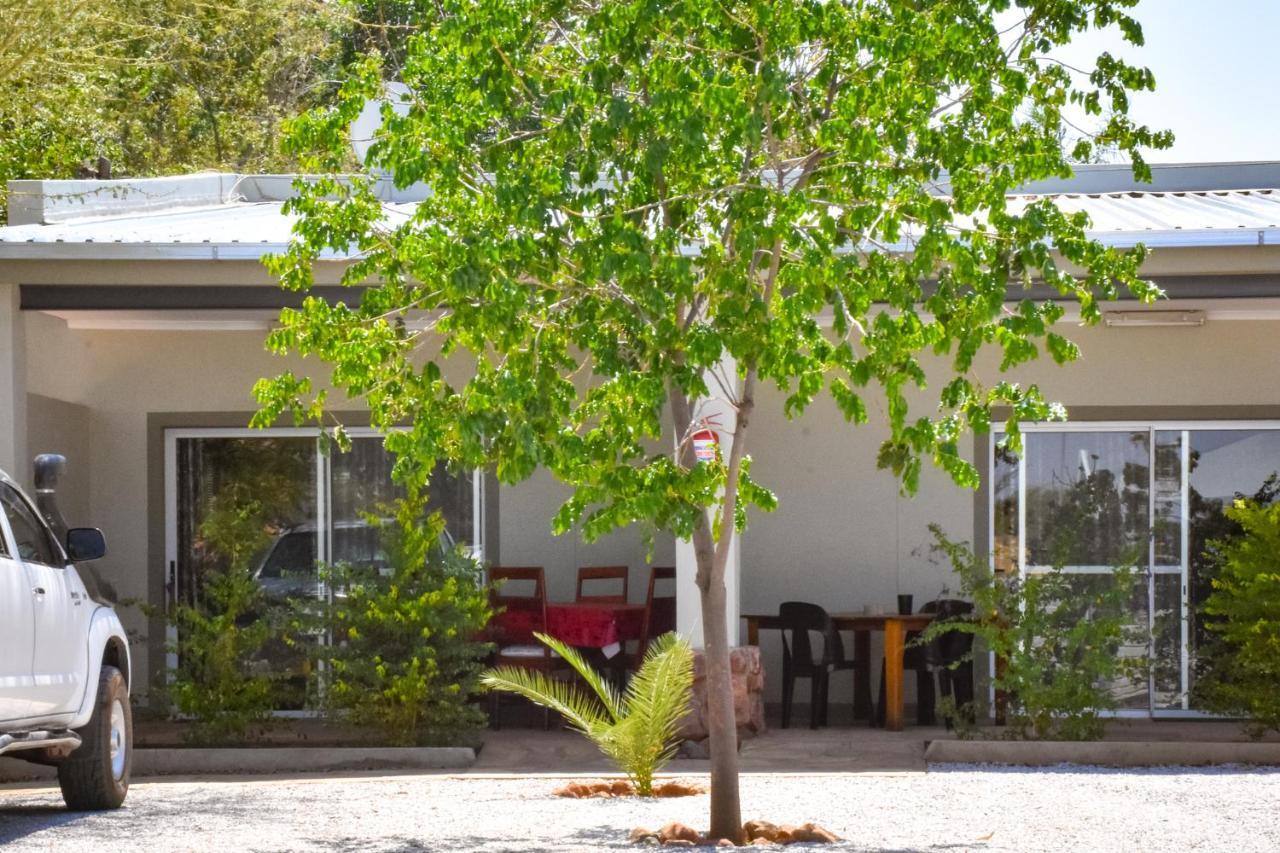 Kamaku Guesthouse Cc Otjiwarongo Kültér fotó