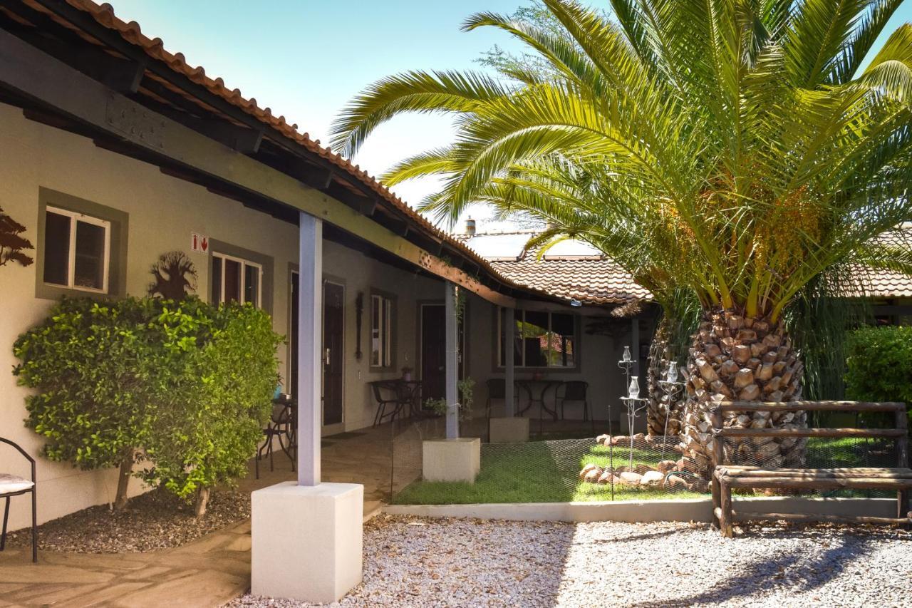 Kamaku Guesthouse Cc Otjiwarongo Kültér fotó